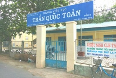 Đưa con đến trường rồi d&acirc;m &ocirc; nhiều học sinh lớp 1