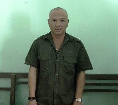 L&agrave;m r&otilde; kẻ x&ocirc;ng v&agrave;o đ&ograve;i nợ, đ&aacute;nh nữ nh&acirc;n vi&ecirc;n ph&ograve;ng v&eacute; m&aacute;y bay