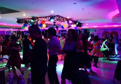 Cụ &ocirc;ng 74 chụp ảnh "n&oacute;ng" với nh&acirc;n t&igrave;nh, vợ chỉ cười nhếch m&eacute;p