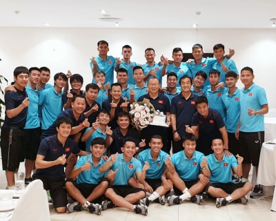 Tuấn Anh động vi&ecirc;n cầu thủ từng ch&ecirc; bai đội tuyển "Nhất quan hệ, nh&igrave; tiền tệ"