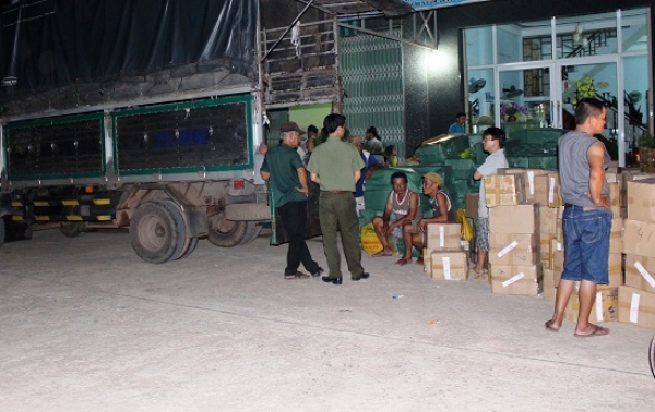 Lộ l&ocirc; s&aacute;ch &ldquo;khủng&rdquo; nghi in lậu: Chủ nh&agrave; s&aacute;ch n&oacute;i điều bất ngờ!