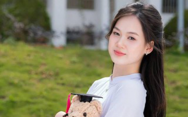 Thủ khoa đạt điểm 30/30 g&acirc;y &ldquo;b&atilde;o&rdquo; v&igrave; xinh như hotgirl