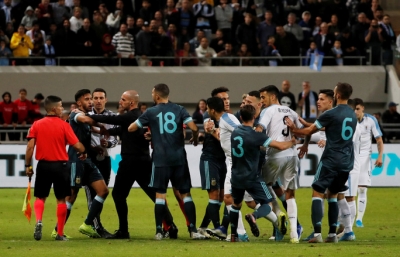 Suarez v&agrave; Messi lập c&ocirc;ng nghẹt thở ở "si&ecirc;u kinh điển River Plate"