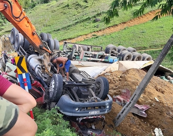 Xe đầu k&eacute;o mất phanh lao xuống ruộng lật trơ b&aacute;nh, 3 người nguy kịch