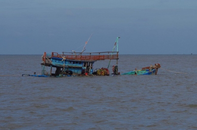 S&oacute;ng đ&aacute;nh ch&igrave;m t&agrave;u c&aacute;, 1 người chết, 5 người mất t&iacute;ch