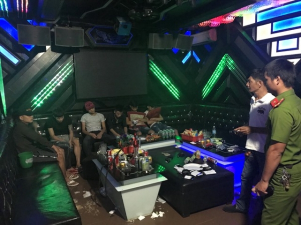 Huế: Gần 50 nam thanh nữ t&uacute; "ph&ecirc;" ma t&uacute;y trong qu&aacute;n karaoke