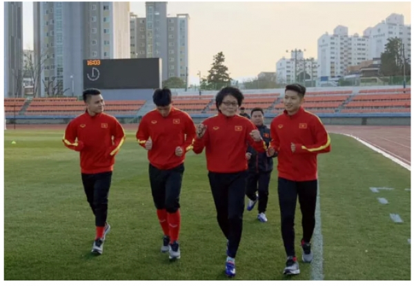 Ch&ugrave;m ảnh U23 Việt Nam luyện c&ocirc;ng, Quang Hải h&aacute;o hức tập luyện trong gi&aacute; lạnh