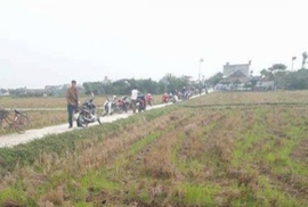 Nghi &aacute;n &ocirc;ng gi&agrave; 79 tuổi đưa b&eacute; g&aacute;i 8 tuổi ra c&aacute;nh đồng "giở tr&ograve; đồi bại"