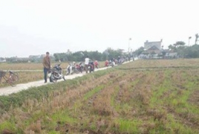 Nghi &aacute;n &ocirc;ng gi&agrave; 79 tuổi đưa b&eacute; g&aacute;i 8 tuổi ra c&aacute;nh đồng "giở tr&ograve; đồi bại"