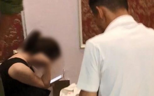 Cô giáo bị tố &quot;quan hệ&quot; với nam sinh tiết lộ thông tin &quot;sốc&quot; về chồng