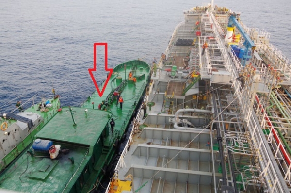 Quảng Ng&atilde;i: C&oacute; "chống lưng" cho bu&ocirc;n lậu xăng dầu tr&ecirc;n biển?