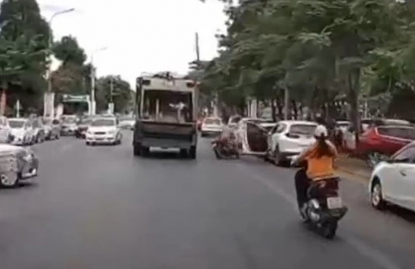 Tài xế mở cửa ôtô bất cẩn, người phụ nữ đi xe máy chết thảm