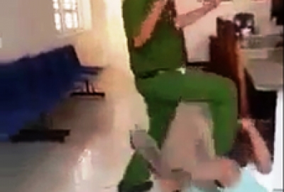 Trung t&aacute; c&ocirc;ng an đạp người l&agrave;m chứng tại trụ sở l&agrave;m việc?