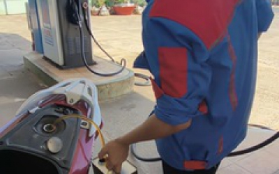 Kh&aacute;ch bị r&uacute;t lại xăng, dắt bộ do thanh to&aacute;n chuyển khoản