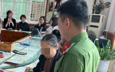 Cụ b&agrave; mang 19 chỉ v&agrave;ng đi b&aacute;n để chuyển tiền cho kẻ lừa đảo