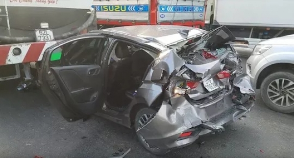 3 người k&ecirc;u cứu trong "xế hộp" biến dạng tr&ecirc;n đường Nguyễn Văn Linh