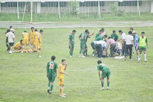 Thi đấu b&oacute;ng đ&aacute; thiện nguyện ủng hộ cựu cầu thủ Trần Thanh Trường