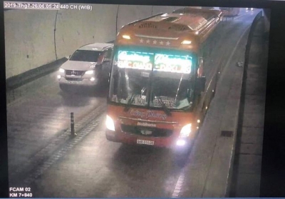 Tước giấy ph&eacute;p l&aacute;i xe t&agrave;i xế chạy ngược chiều trong hầm Hải V&acirc;n