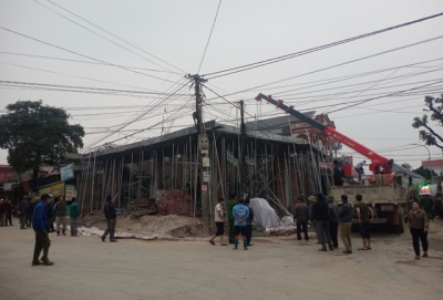 Sập giàn giáo nhà dân, một người bị vùi dưới đống bê-tông