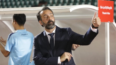 Chủ tịch Thanh H&oacute;a gọi HLV người &Yacute; l&agrave; 'v&ocirc; kỷ luật'