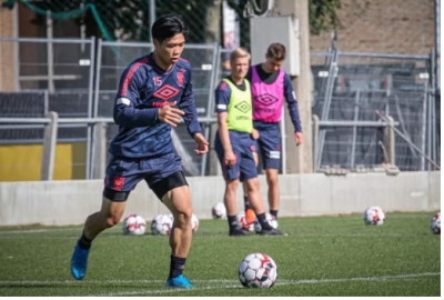 HLV mới của Sint Truidense: C&ocirc;ng Phượng th&acirc;n thiện nhưng kh&ocirc;ng biết ph&ograve;ng ngự