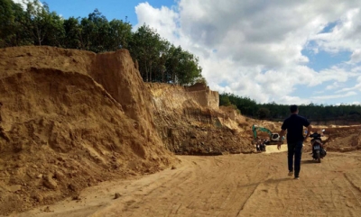 Vụ ph&oacute;ng vi&ecirc;n VTV bị đ&aacute;nh: L&agrave;m r&otilde; tr&aacute;ch nhiệm để "đất tặc" lộng h&agrave;nh