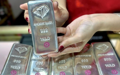 Gi&aacute; bạc h&ocirc;m nay 17-3: Bất ngờ tăng nhanh hơn v&agrave;ng