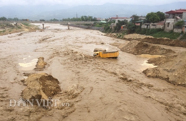 Lũ lớn bất ngờ uy hiếp cầu Ng&ograve;i Thia c&oacute; phải do thủy điện xả lũ?