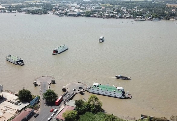 Bên bến phà Vàm Cống trăm năm