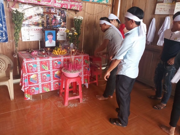 Một phạm nh&acirc;n chuẩn bị ra t&ugrave; bị đ&acirc;m chết trong trại giam