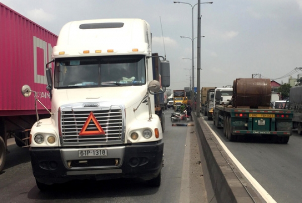 Nam thanh ni&ecirc;n bất ngờ lao thẳng v&agrave;o xe container đang chạy