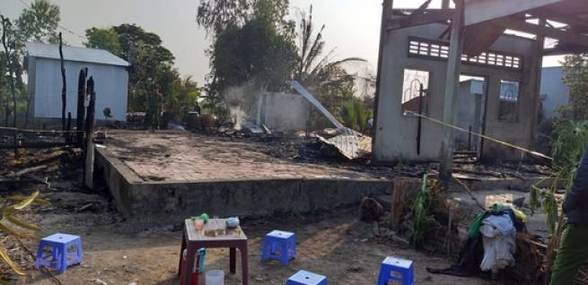 Ch&aacute;y trong đ&ecirc;m, 3 căn nh&agrave; ra tro, 1 người bệnh tử vong do kh&ocirc;ng tho&aacute;t kịp