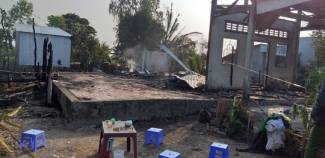 Ch&aacute;y trong đ&ecirc;m, 3 căn nh&agrave; ra tro, 1 người bệnh tử vong do kh&ocirc;ng tho&aacute;t kịp