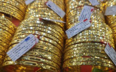 Tối ng&agrave;y 21-10, ồ ạt bị b&aacute;n th&aacute;o, gi&aacute; v&agrave;ng rớt thẳng đứng