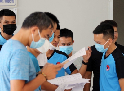 Cận cảnh lấy mẫu xét nghiệm Covid-19 các trọng tài trước ngày V-League &quot;tái xuất&quot;