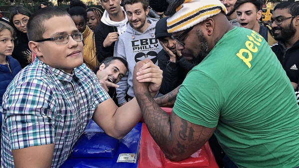 Cậu b&eacute; mọt s&aacute;ch vật tay 'c&acirc;n' cả th&agrave;nh phố New York