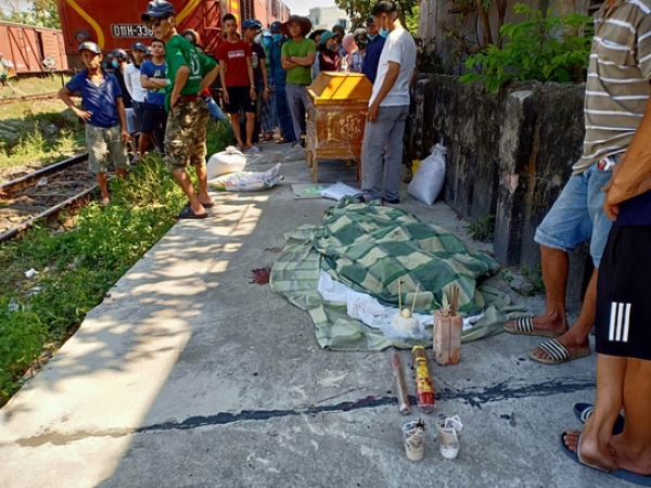 Nằm tr&ecirc;n đường ray, nam thanh ni&ecirc;n bị t&agrave;u SE1 t&ocirc;ng tử vong