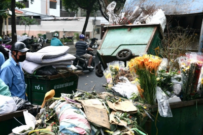 Tranh c&atilde;i về tiền r&aacute;c th&aacute;ng 13