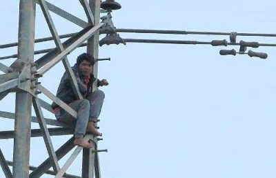 Người đ&agrave;n &ocirc;ng ng&aacute;o đ&aacute; tr&egrave;o l&ecirc;n cột điện cao thế... ngủ qua đ&ecirc;m