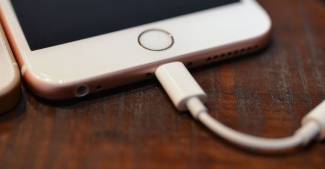 Một m&igrave;nh một loại cổng sạc, Apple sắp bị ch&acirc;u &Acirc;u trừng phạt