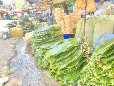 Chợ bán lá dong lớn nhất TP HCM năm nay ra sao?