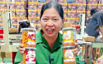 Người phụ nữ b&aacute;n đồ ăn vặt, thu gần 230 tỉ đồng chỉ trong 1 năm