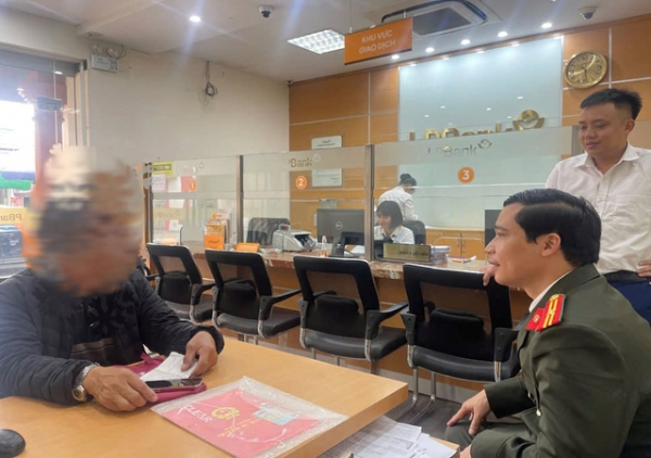 Người đàn ông vay ngân hàng hơn 5 tỉ đồng để chuyển cho “điều tra viên”