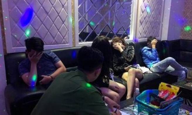 Gia Lai: 10 nam nữ ph&ecirc; ma t&uacute;y trong qu&aacute;n karaoke