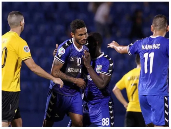 Cựu cầu thủ đội B.B&igrave;nh Dương dương t&iacute;nh với SARS-CoV-2