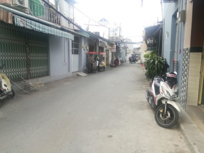 TP HCM: Xe ben l&ugrave;i trong hẻm, c&aacute;n chết b&eacute; g&aacute;i 15 th&aacute;ng tuổi