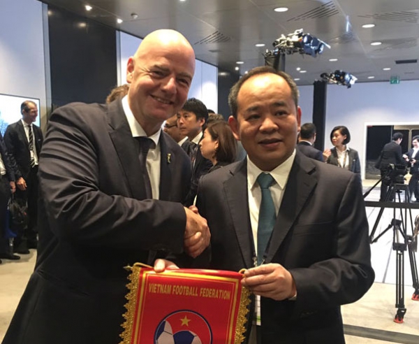 Chủ tịch FIFA hết lời ca ngợi b&oacute;ng đ&aacute; Việt Nam
