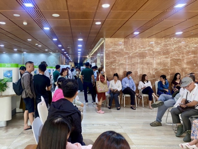 Người dân xếp hàng ngồi chờ tới giờ mua vàng miếng