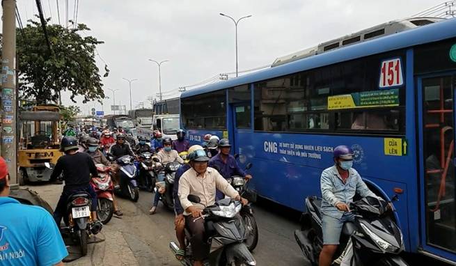 Quốc lộ 1 &ugrave;n tắc gần 4 giờ sau c&uacute; va chạm li&ecirc;n ho&agrave;n