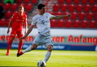 Lewandowski tỏa s&aacute;ng, Bayern x&acirc;y chắc ng&ocirc;i đầu